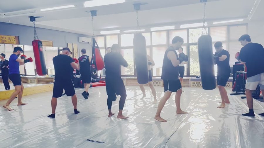 Grupă la saci în sala Combat Lab